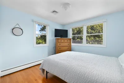 Beautiful Clean House Walk to Scarborough Beach Central AC, sleeps 14