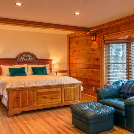 Long-Range Mtn Views, Huge Deck, Spa, Play Room, 1 Mile to Ski Resort & Trails