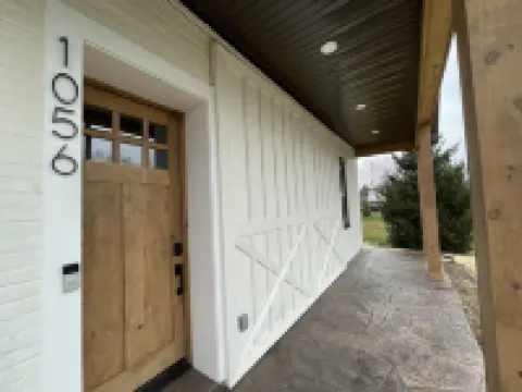 Newly renovated 1800’s one room schoolhouse with modern comforts and a hot tub! Hoteles en Municipio de Rapho