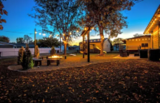 Enjoy the Hot Tub and Gas Fire Pit in This 5 Bedroom 2.5 Bath House