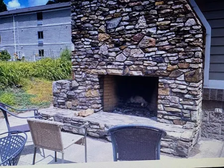 Sweet Stopover-5 star-DT Blowing Rock -walk to everything/3rd floor/balcony! Отели в г. Blowing Rock