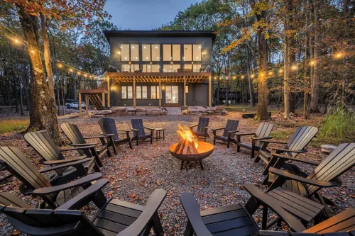 Lake Harmony Access - Swim/Beach, Arcade, Firepit, Outdoor Griddle, 8Min to Ski - 4-Star
