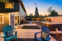 25mins to Denver*Red Rocks*Hot Tub*2 Fire Pits, 1.5hrs to skiing, Pet Friendly Hotel a Columbine