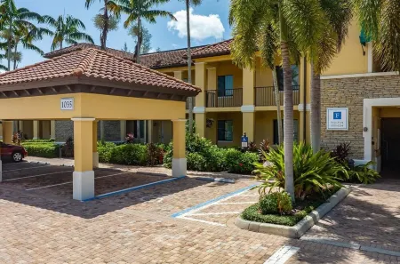 RENOVATED,2pm check-in,11a checkout,1stfloor private unit,close to 5th ave&beach