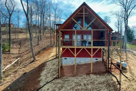 My Mystic Mountain - New Cabin! Hot Tub, 3 fireplaces, Wifi, mins to Hiwassee