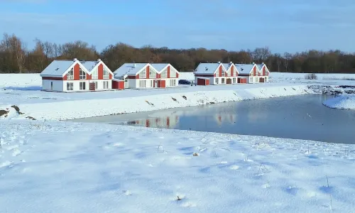 Situated villa with all the comforts, right next to a small lake - Lakeside