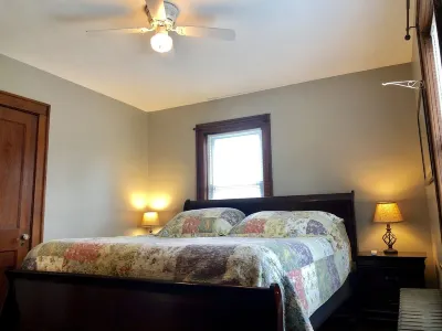Rural Home, Hot Tub, Campfire, Hardwood Floors Two Crows Antiques and Primitives附近的飯店