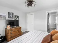 Indy Speedway Retreat: King Beds & Near Downtown Hotels in Speedway