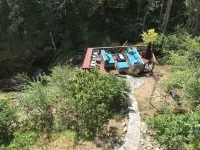 Beautiful Guest Suite with Private Deck Overlooking Forest and Waterfall Hotels near Fish Lake