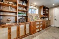 Luxury That is Close to Downtown and Easy Access to Red Rocks!