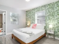 Super Modern ~3 miles to Beach~ Large Yard/Patio & BBQ โรงแรมในฮาลเลนเดล บีช