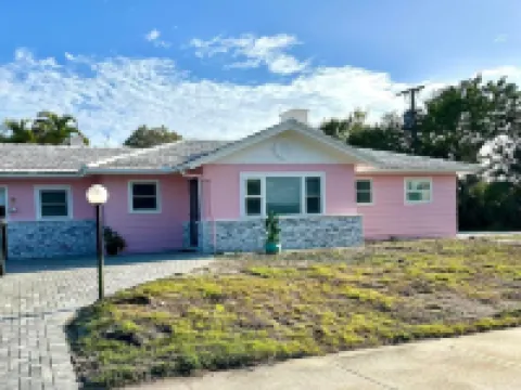 2 Bedrooms, Bay WaterViews, Beaches, shops, Marina, fishing, all near by Hoteles en Whitfield