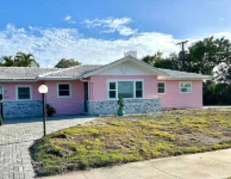 2 Bedrooms, Bay WaterViews, Beaches, shops, Marina, fishing, all near by