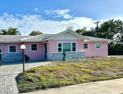 2 Bedrooms, Bay WaterViews, Beaches, shops, Marina, fishing, all near by