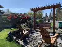 Beautifully renovated hot-tub, large fenced backyard, pet friendly