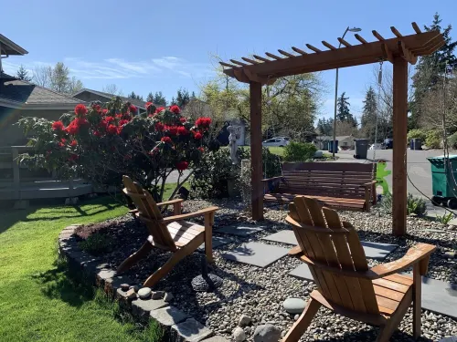 Beautifully renovated hot-tub, large fenced backyard, pet friendly