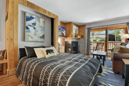 TRUE SKI IN / SKI OUT, POOL, HOT TUB, GYM, TENNIS COURTS, CLOSE TO DOWNTOWN