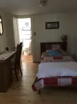Granny’s House 2 bedroom, 5 miles to ark! Bonus walkthrough space with twin bed.