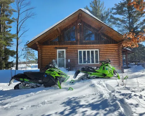 cozy lake house, full log cabin on beautiful shell lake, w/ wonderful loft. 셸레이크 호텔