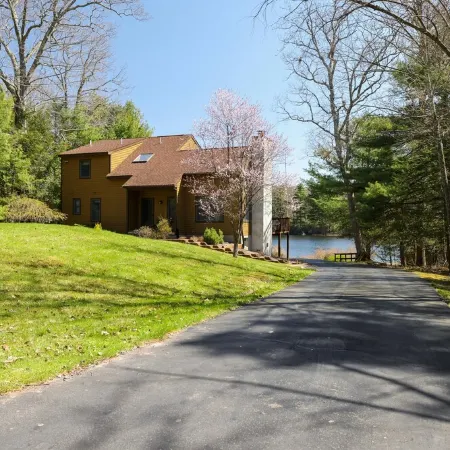 Private Lakefront on Fairview Lake - Sleeps 6-8