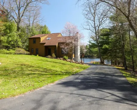 Private Lakefront on Fairview Lake - Sleeps 6-8 帕爾邁拉酒店