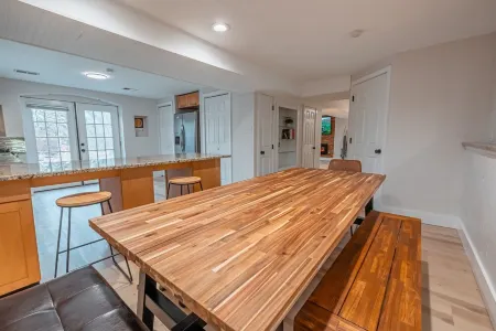 Practically Lakefront Family&Pet Friendly Poconos Perfection w/Hottub Отели в г. Танкханнок Тауншип