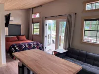 Bode's Bunkie – Tiny House with Mountain Views and Lake Access 리버사이드 공원 주변 호텔