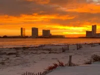 Steps to Beautiful Brigantine Beach. 1st. Floor Unit with Private Porch. ブリゲンティーンのホテル