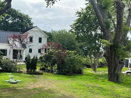 Brand New 4 Bed Luxurious Villa Ocean Views with New Pool and Pickleball Court. Отели в г. Уэстерли