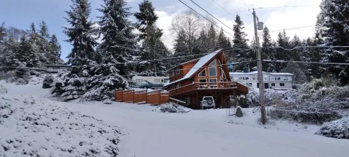 Chalet overlooking quiet bay, surrounded by Deception Pass state park