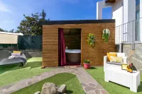 Detached villa with outdoor hot tub, swimming pool and lawn Hotels in 