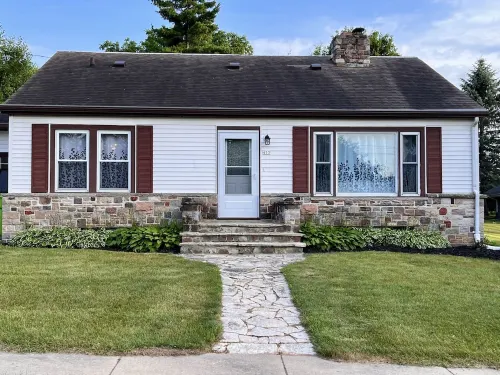 Serene Cottage with view of Green Lake Hotels in Green Lake