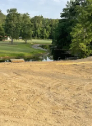 Great location. covered patio/5 minutes away from restaurants stores boat launch