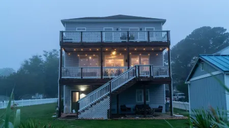 Beauty for Ashes Retreat -Luxury Waterfront 2700 SQ FT; Buckroe Beach; Sleeps 10