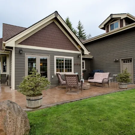 Beautiful house and private apartment, hot tub & sauna, 6 miles from Hood River!