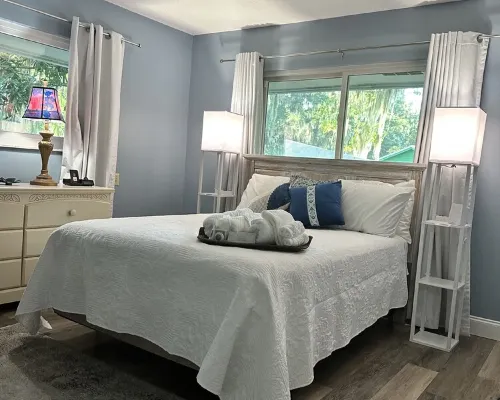 Book your escape to paradise at The Lake Cottage at Santa Fe! Hotels in Bradford County