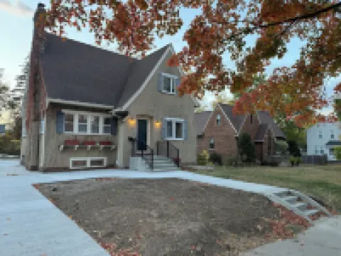 Charming 4-bedroom house with 3 king/1 full beds, 2 full baths, AC, Wifi, Patio