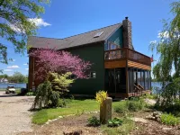 Lakefront hot tub, year round peace, nearby wineries, no close neighbors, beach! Hotels near Napoleon Township Park