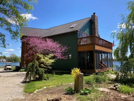 Lakefront 240 View, Fireplace, Hot Tub, Wineries Near! Beautiful Time of Year!