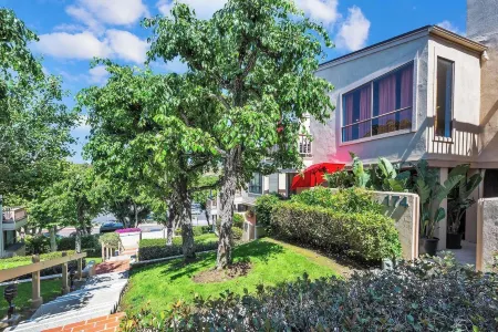 Celebrity Owned, 1800 sq. Feet, Art Filled Beachfront Property. Отели в г. Солана Бич