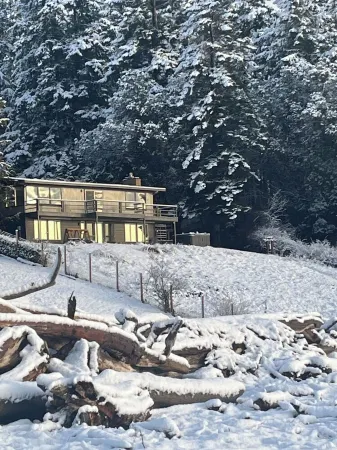 Year Round Beachfront Escape.  Mountain Views, Hot Tub, Dedicated Retreat Room Отели рядом с достопримечательностью «Мееркерк Гарденс»