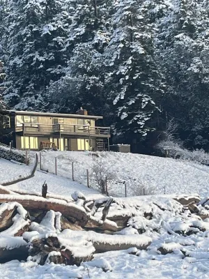 Year Round Beachfront Escape.  Mountain Views, Hot Tub, Dedicated Retreat Room
