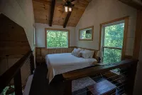 Al's Nest: Secluded Treehouse Overlooking Creek