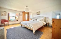 Lovely four bedroom house with spectacular panoramic views of Cornwall coastline 틴태절 호텔