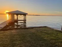 Lakefront Property with Boat Dock close to public boat ramp! Beautiful sunsets! Hotel a Leon County