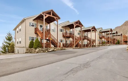 Beech Mtn - Gorgeous Mountain Views - Walk to Sledding Hill, Slopes - Fireplace