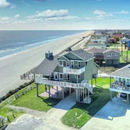 Literally on beach, unobstructed ocean view