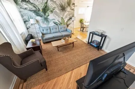 Two floor Urban Oasis: King Bed Near NYC Train Отели рядом с достопримечательностью «Short Hills Plaza»