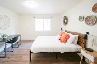 Beautiful Light-filled Farmhouse w/ swing & slide Hotels in Alderwood Manor