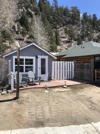 Cozy Cabin in Downtown Estes Park Отели рядом с достопримечательностью «MacGregor Ranch Museum»